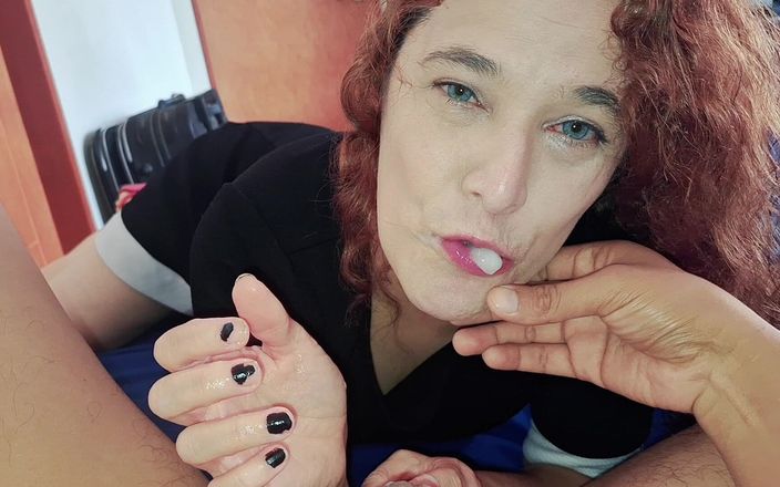 Agnes Swallow: Une bonne femme se comporte bien en suçant et en...