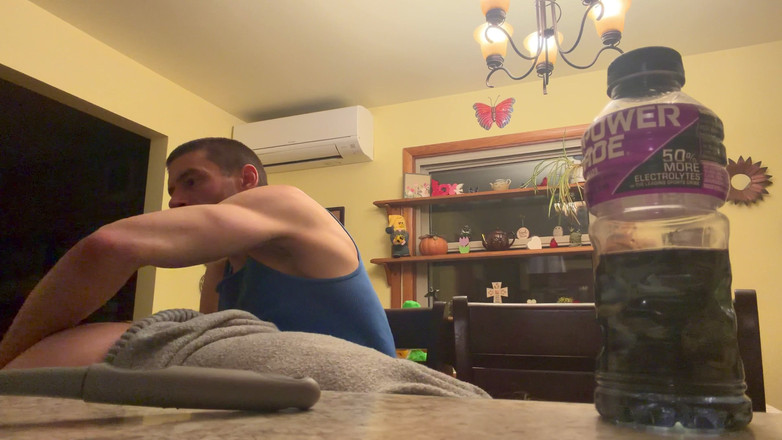 Alpha stud 4 u: Zginaj dziewczynę Emo nad kuchnią. Stołek w jasnej przewiewnej kuchni...