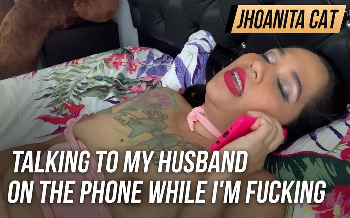 JhoanitaVioletta: Falando com meu marido no telefone enquanto estou fodendo seu...