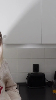 Pequeña chica sexy caliente en la cocina se masturba el día de navidad para buena suerte y satisfacción