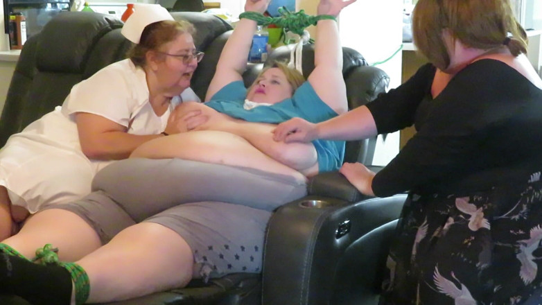 BBW nurse Vicki adventures with friends: Grandota damisela es presa de mis 2 grandotas