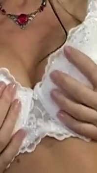 Napalone MILF Palce ociekające cipką i ssie Masywny kutas
