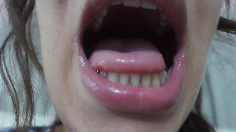 AmayaMori: Moje indická nevlastní sestra mi ukazuje uvnitř její pusy její...