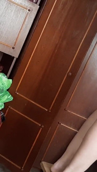 Terwijl mijn huishoudster de kroonluchter waste, keek ik naar haar en masturbeerde - lesbische illusie