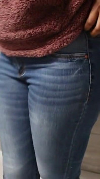Indiana menina mijando desespero em jeans