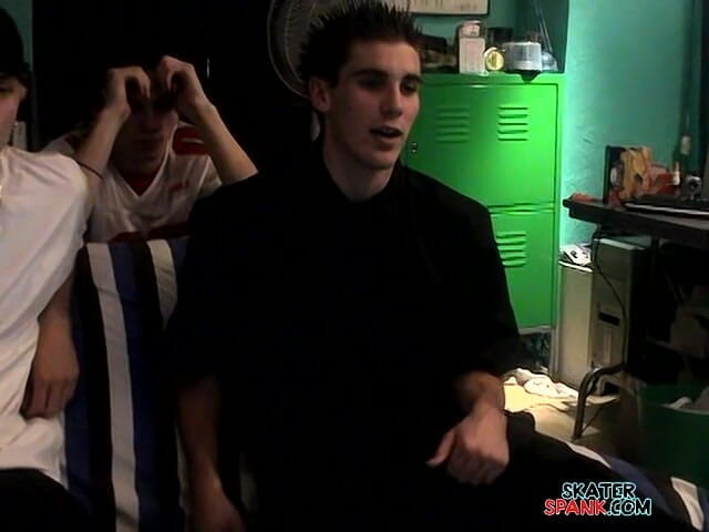 Skater Spank: Kelly bije ostro w dół