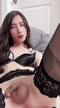 Asiatică Sissy CD Eva se joacă cu o jucărie anală