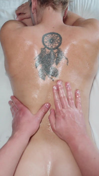 Süße MILF bekommt ihren saftigen arsch geölt und nach einer massage gefickt