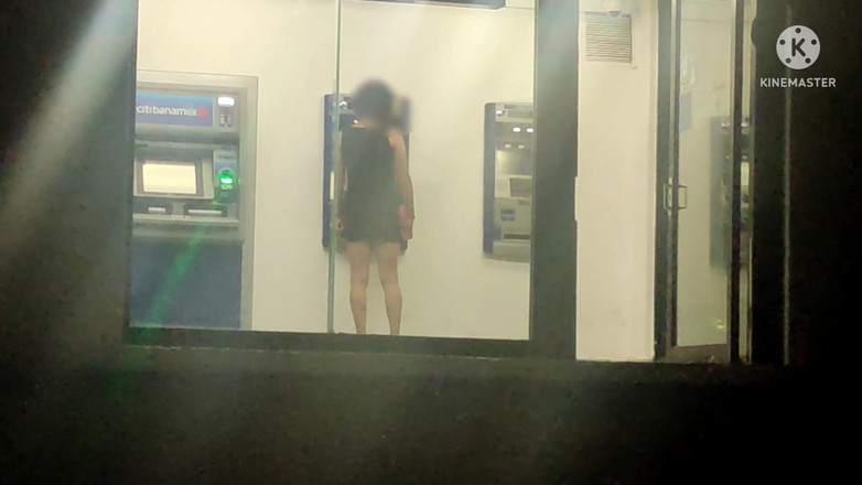 Traviezisha: 夜にディルドで公共のATMでお尻をオナニーする痴女ドレス姿の弱虫