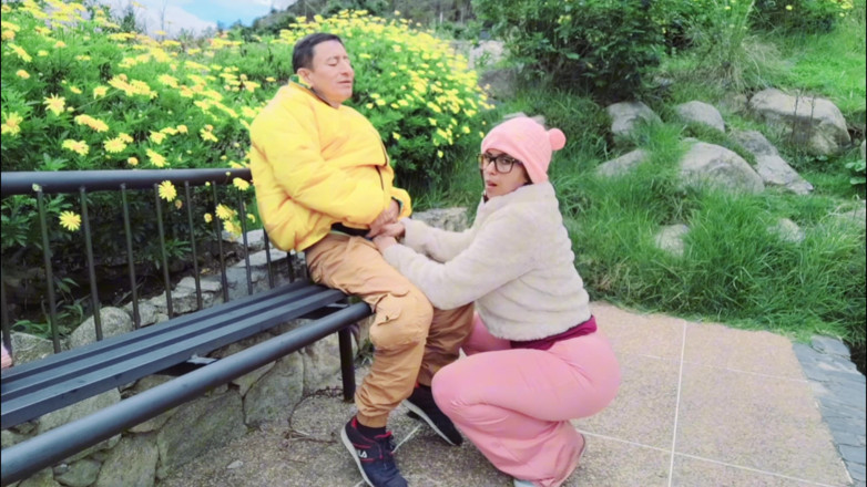 Lady: Milf de pechos grandes y culos grandes chupando la polla...