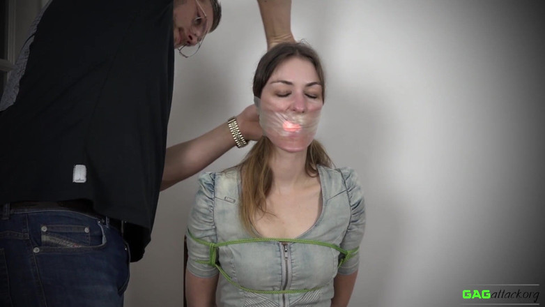 Gag Attack: Pearl - cinta de PVC amordazada