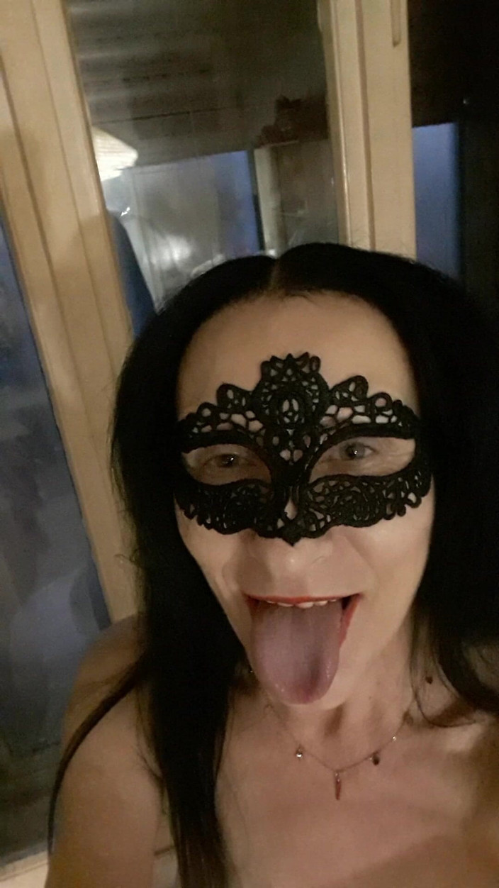 WEBREGINETTA2023: Стоя на голом стуле перед окном