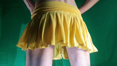 HeIsSooThin: Perizoma giallo pallido sotto la gonna gialla