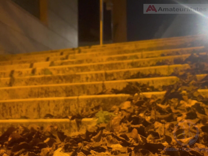 AmateurBoysPissing: Amatorski chłopak w sprzęcie piłkarskim przyłapany na zwilżeniu się na...