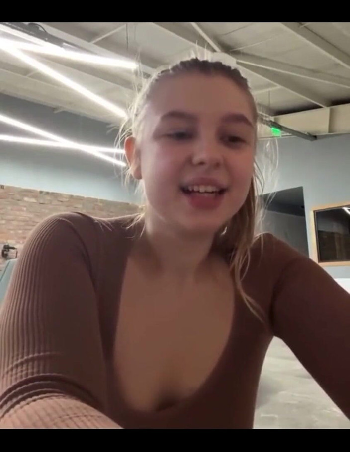 JuiceLussie: Anální šukání a hodně stříkání v šatně