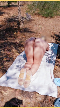 Ženuška je krásná se svléká úplně nahá v parku