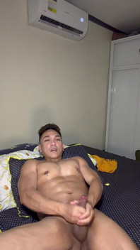Twink asiatico si masturba con i morsetti per capezzoli per un enorme sborrata