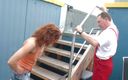 German Amateur: O curvă excitată este pișată și futută în aer liber