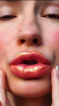 Sensual Golden Melting Kiss