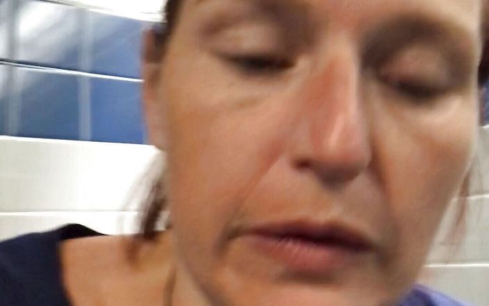 Rachel Wrigglers: 내가 Id를 잊어 버린 덴버 공항에서 거대한 오줌을 해방 내 털이 많은 보지를 닦아내는 동안 내 클리토리스 바를 촬영