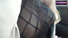 Chubby Curvy Hentai JAV: 在开阔的天空下湿润的曲线，因为她喜欢从后面打屁股。- D