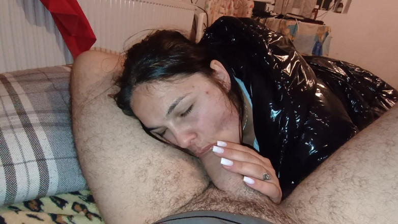 Ionut899: Vin Acasă Și I Sug Pula Iubitului Meu Și Înghit Tot