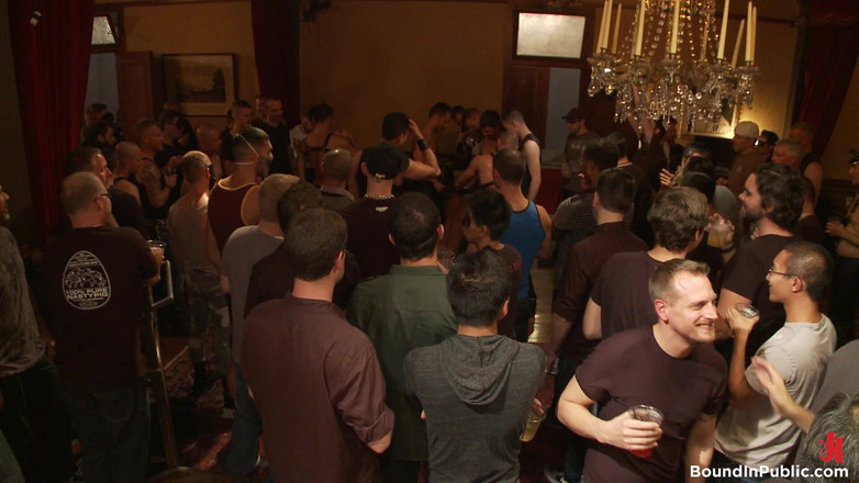 Bound in public: Sessão ao vivo: Dirk Caber e 200 Homens Com Tesão na...