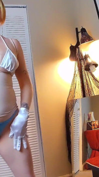 Białe satynowe rękawiczki i bikini titfuck