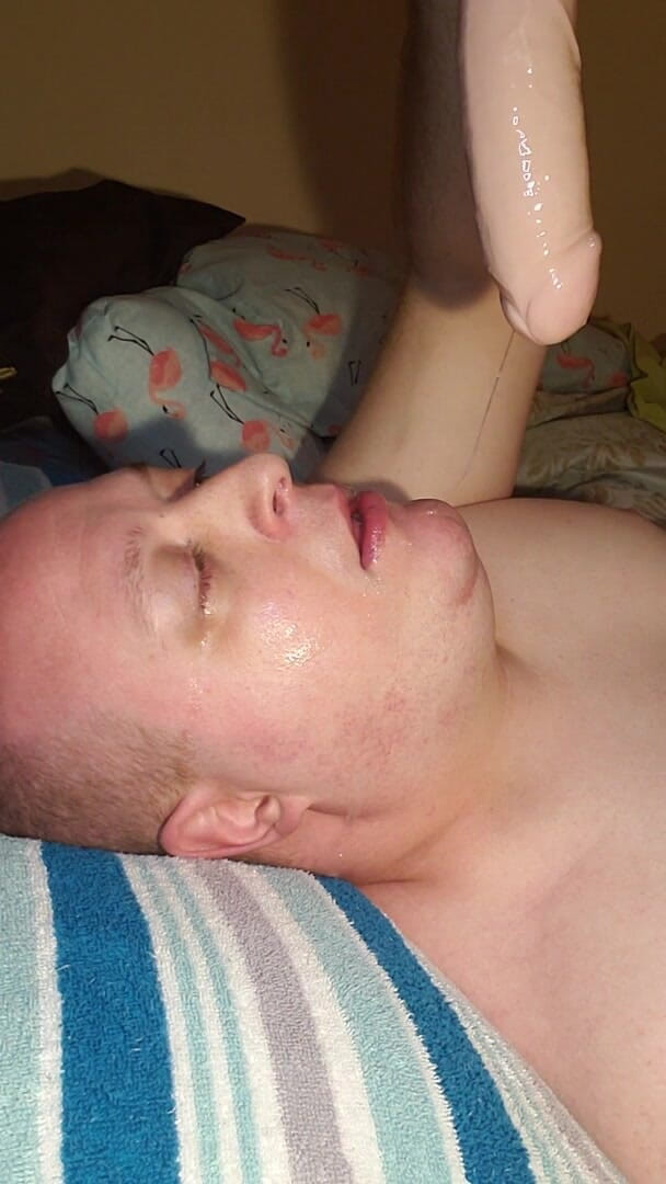 Charlieboy69: Încă adânc în gât cu un vibrator imens