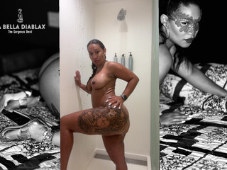 LaBellaDX: Nữ thần tắm vòi hoa sen