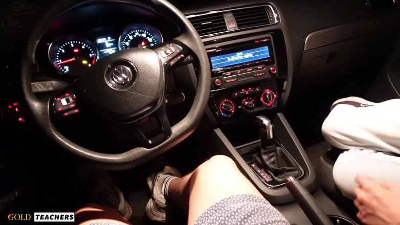 GoldTeachers: Blowjob curang dalam kereta semasa hubby bermain permainan