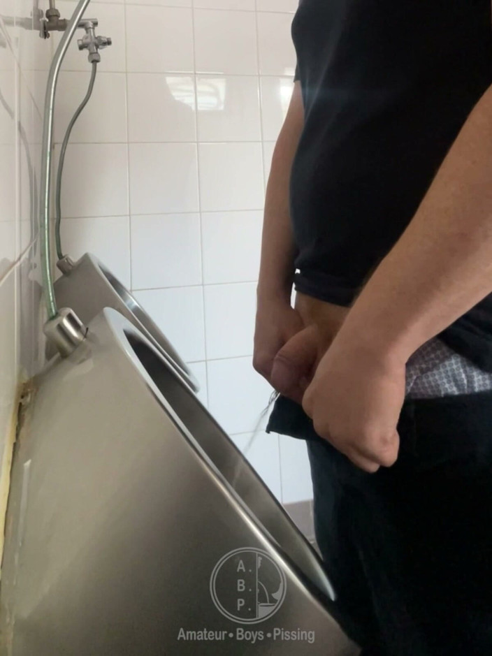 AmateurBoysPissing: Avistamento Em Um Ruivo Em Um Mictório Público