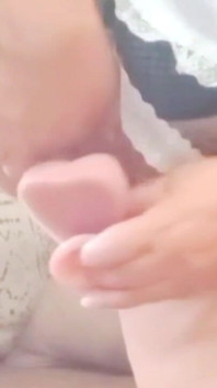 Riesiger Dildo in der engen Muschi der reifen Oma