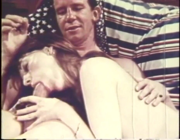 Vintage Usa: Une salope vintage sexy prend une grosse bite bien dure...
