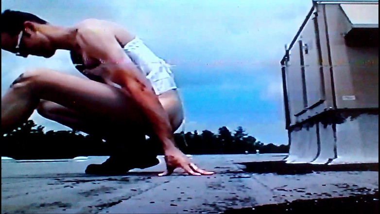 Jon Screcrow: Crossdresser Cavalgando Um Vibrador Gigante Na Parte Superior Do Telhado