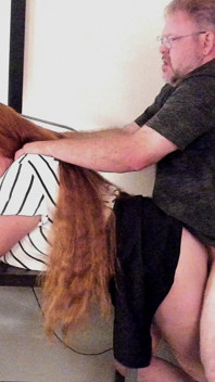 Professora deixa seu cabelo ruiva longo para baixo para cabelo duro puxando foda curvada sobre mesa