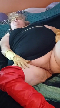 Gadis semok kelelawar lagi asik masturbasi pakai sarung tangan emasnya!