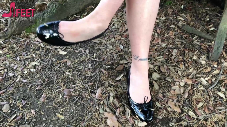 Smokin Fetish: Heißes teen raucht in einem park