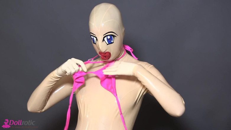 Dollrotic: Muñeca de goma viviente con máscara de silicona