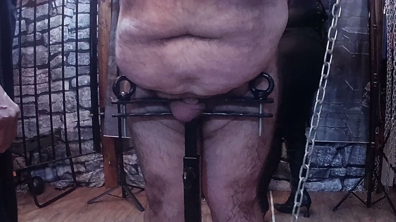 Aaexperiencesltd: Teil 1:- Domina satana bestraft Booboo in einer CBT-Klammer mit Brombeermilf
