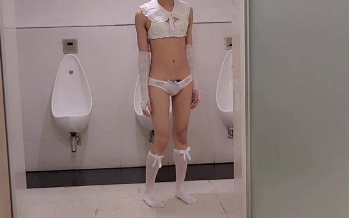 NotAFuta: Lindo crossdresser exhibicionista semen en baño público