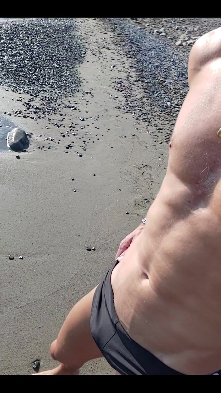 Boy jerking off: Jalan-jalan pagi di pantai