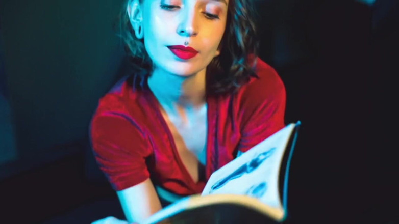 Bia Roman: Adoração ao pé, conversa suja e anal com Toy