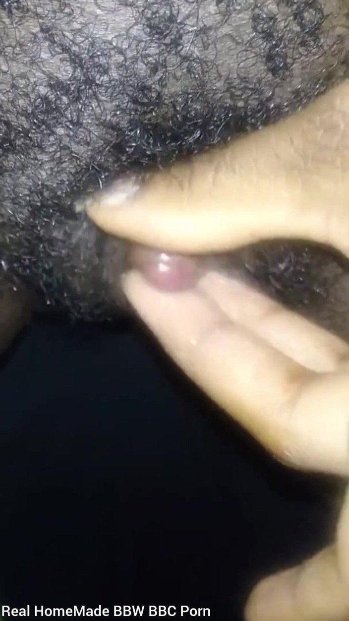 Super sexy ebony cuties: Yakın çekim büyük klitorisli kıllı ıslak amcığımı okşuyor