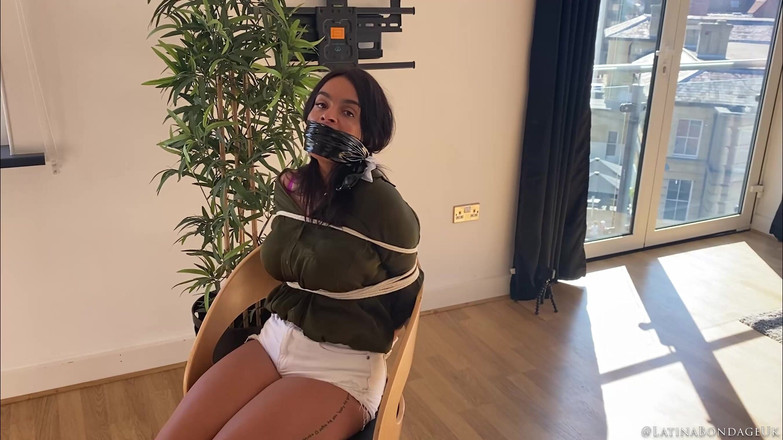 Latina Fetish: Latina trong: Explorer đã bị bắt, bị trói và bịt miệng!