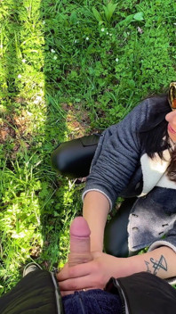 Branlette dans la forêt : un couple devient coquin - elle exhibe ses seins et lui fait une branlette sournoise dans les bois