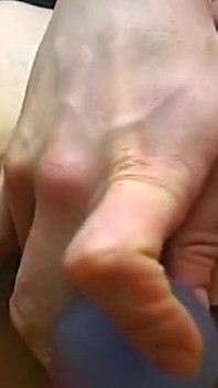 Olgun esmer ıslak amcığını parmaklarken mor dildo emiyor