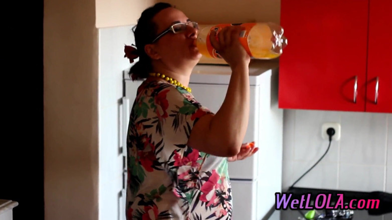 Wet Lola: 보지를 가지고 노는 동안 부엌 바닥에서 주스를 마시고 오줌을 싸는 미시 여자