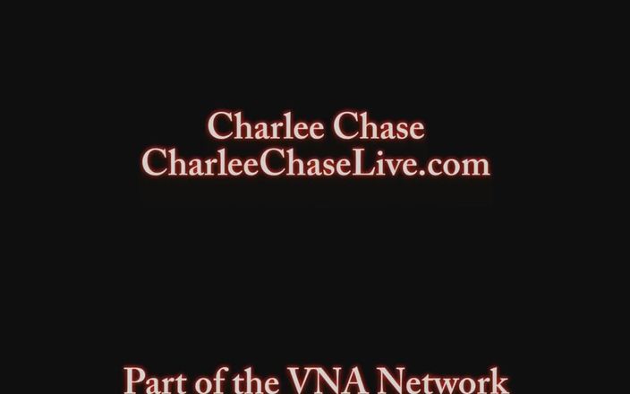 Charlee Chase: Charlee Chase pompează sânii