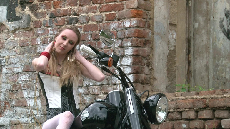 Public Entertainment: Magrinha loira em uma bicicleta